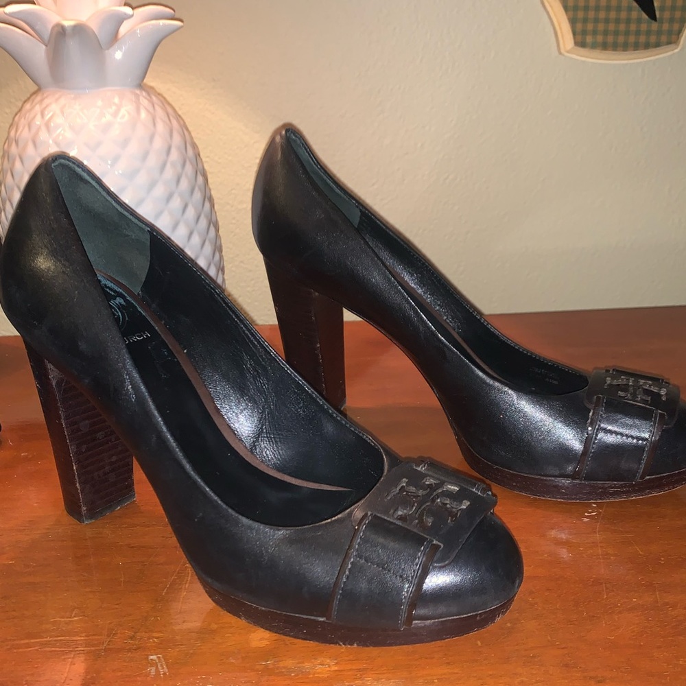 GUC Tory Burch Classic Black Almond Toe Logo Pump